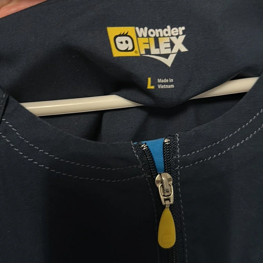 Wonder wink flex scrub top in navy with short zipper at the neck, size L - Picture 4 of 11